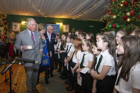 Le prince Charles, duc de Rothesay, fait une visite surprise au thé dansant de Noël à Dumfries House, le 20 décembre 2018.