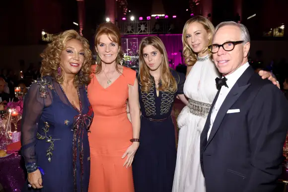 Denise Rich, la duchesse d'York Sarah Ferguson, la princesse Beatrice d'York et Dee Ocleppo et Tommy Hilfiger assistent à l'Angel Ball 2016, le 21 novembre 2016.