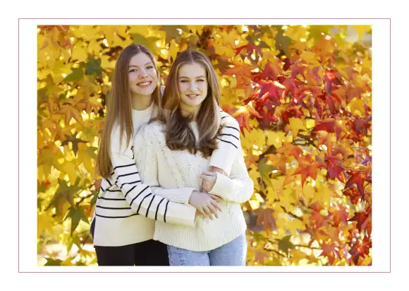 This year's Christmas card from the Spanish royal family features only Princess Sofia and Princess Leonor of Spain.