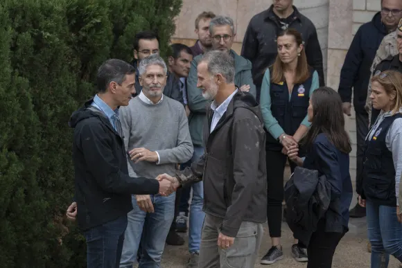 King Felipe VI greets the President of the Government, Pedro Sánchez i , during his visit to the 112 center, on November
