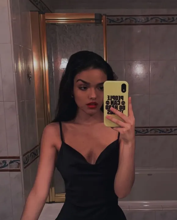 Rachel Zegler shares a mirror selfie on Instagram, November 15, 2020.