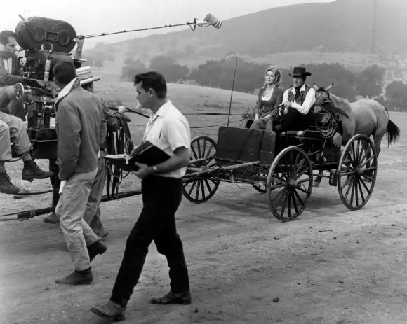 Laura Devon and Dean Martin in 'Rawhide'