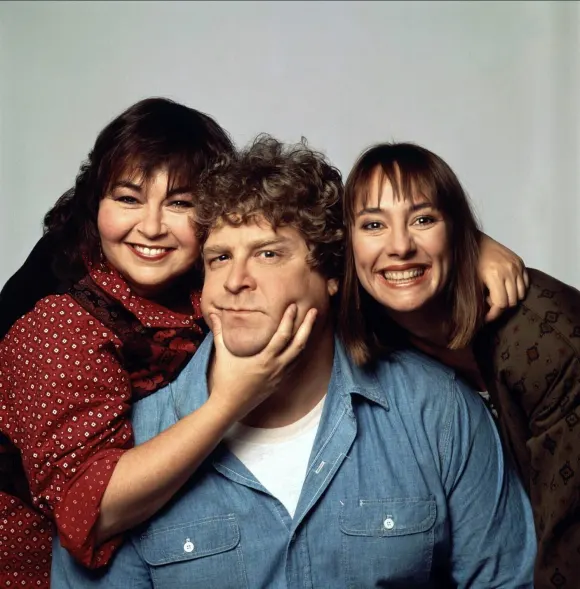 Roseanne Barr, John Goodman, and Laurie Metcalf in 'Roseanne'.
