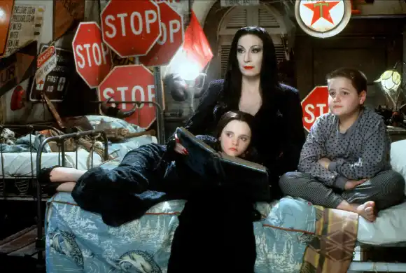 Christina Ricci, Anjelica Huston & Jimmy Workman in 'The Addams Family'