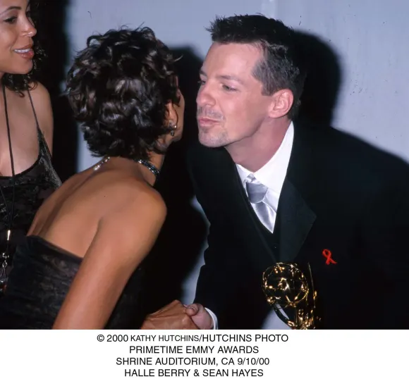 2000 KATHY HUTCHINS/HUTCHINS PHOTO. PRIMETIME EMMY AWARDS.SHRINE AUDITORIUM, CA 9/10/00. HALLE BERRY & SEAN HAYES EDITOR