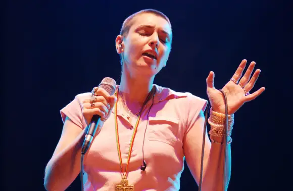 Sinead OConnor chante en concert