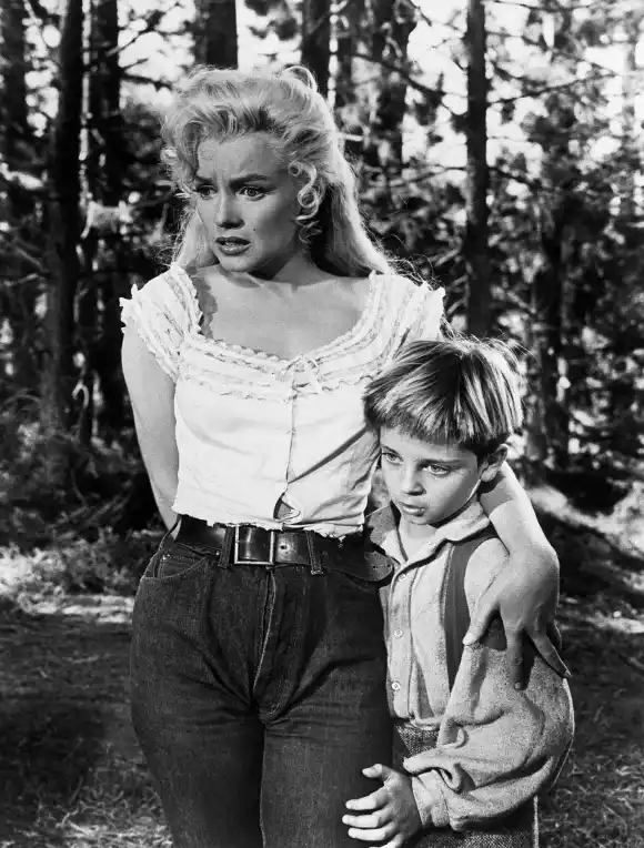 Marilyn Monroe et Tommy Rettig dans "River Of No Return" (Le fleuve sans retour)